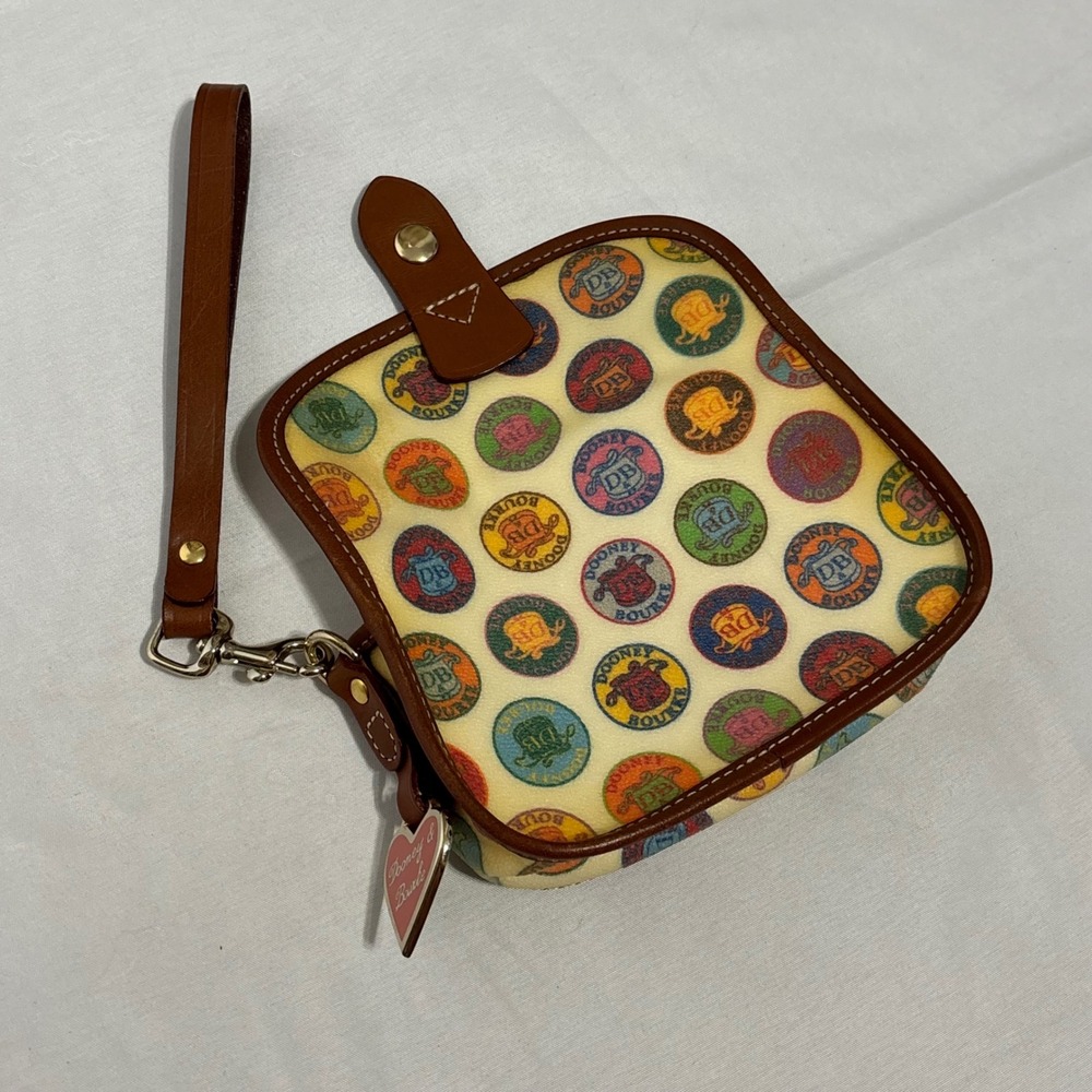 DOONEY & BOURKE adorable wristlet with logo design and brown leather detailing - Picture 5 of 13